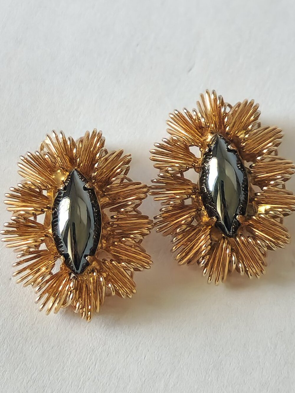 Vintage Jonne Clip On Earrings Gold Tone Wire Wrap Hematite Marquise Schrager‎